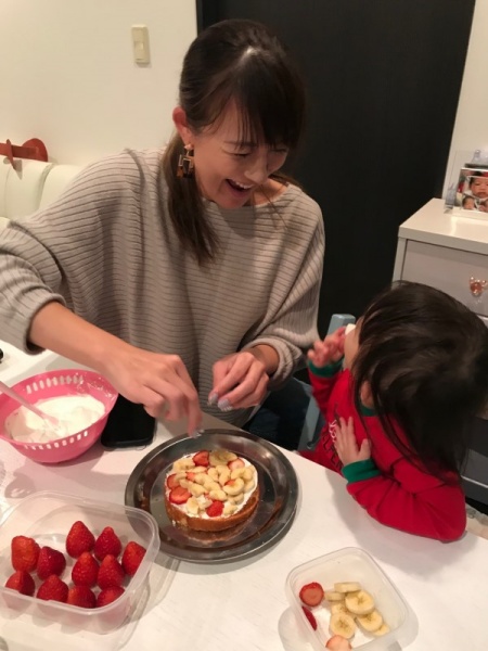 ケーキを作る大島由香里とその子供