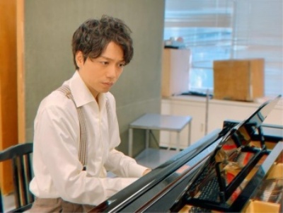 ピアノを弾く山崎育三郎