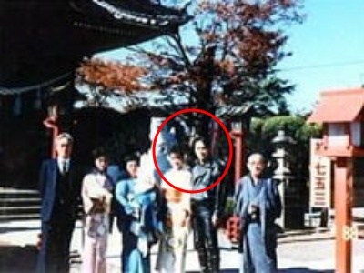 神社で写真を撮る氷室京介と嫁のTAMA